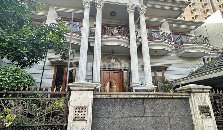 Jual Rumah Dekat Mall Pakuwon Full Furnished Nego