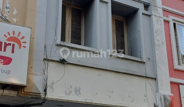 Sell/Lease 3-Story Shop House Facing the Main Road in Mega Galaxy East Surabaya 2