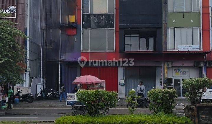 DISEWAKAN RUKO RAWAMANGUN LUAS 80m2 HADAP SELATAN, 4 LANTAI, SEWA 250 JUTA PER TAHUN, KODE KS 1