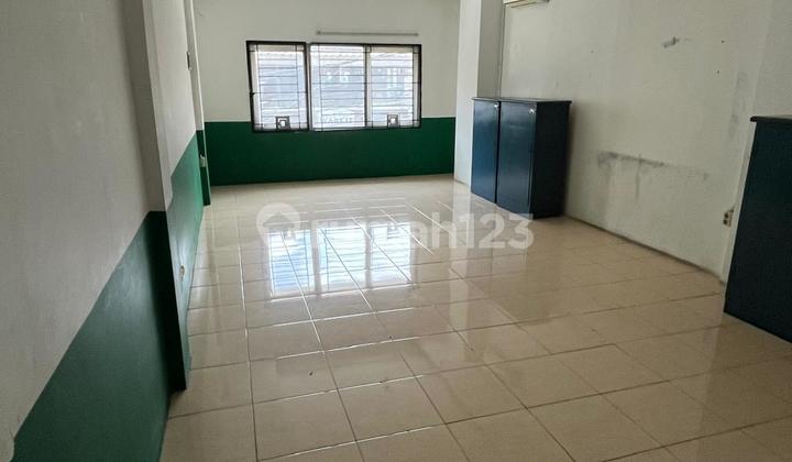 Sewa Ruko Cocok untuk Usaha di Tawakal Tomang Jakarta Barat E F Sewa Ruko Cocok untuk Usaha di Tawakal Tomang Jakarta Barat E F