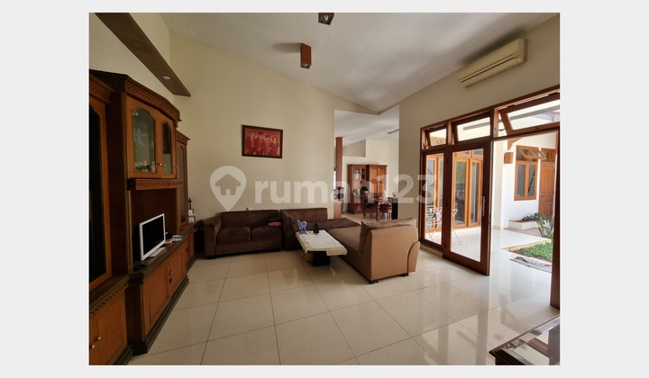 Jual Rumah di jalan besar Tomang Jakarta Barat RR 2