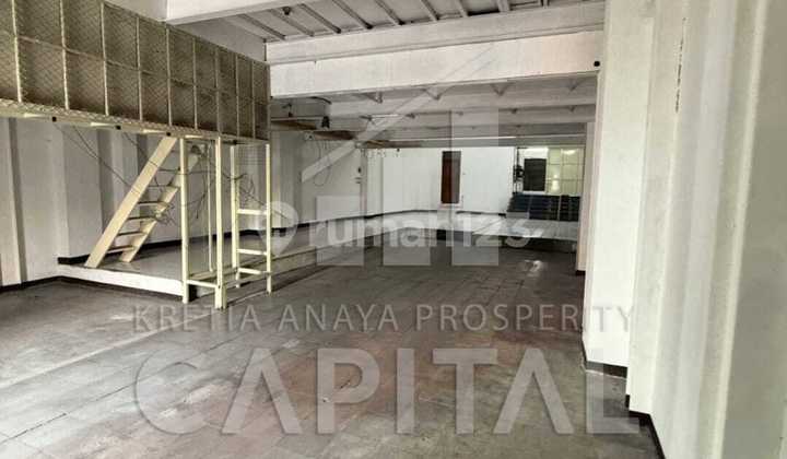 Needed are 3 interconnected shophouses along with a residential building and a warehouse in Cimahi. Needed are 3 interconnected shophouses along with a residential building and a warehouse in Cimahi.