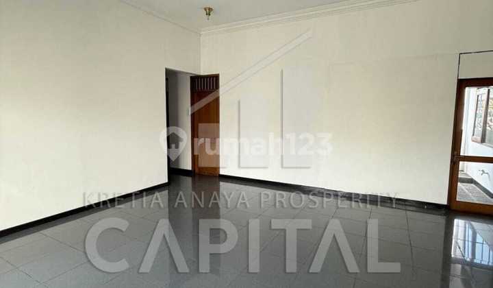 Needed are 3 interconnected shophouses along with a residential building and a warehouse in Cimahi. Needed are 3 interconnected shophouses along with a residential building and a warehouse in Cimahi.