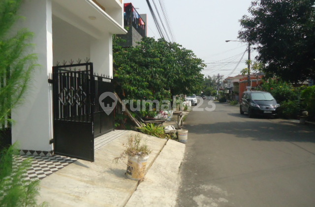 Dijual Rumah 3 Lantai di Perumnas 1 Bekasi (Ada 2 Rumah yang Dijual)