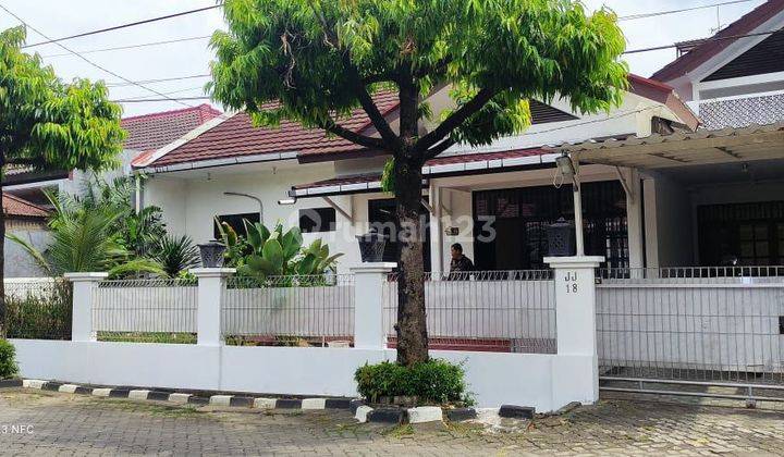Disewakan Rumah Cantik Siap Huni 325m² Di Jalan Utama, Kemang Pratama 1 2