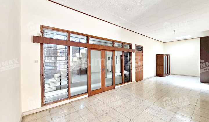 Spacious, Well-Maintained, and Move-in Ready House with 2 Floors and 4 Rooms, Located in the Buah-Buahan Area on Jl. Menteng, Klojen District, Malang