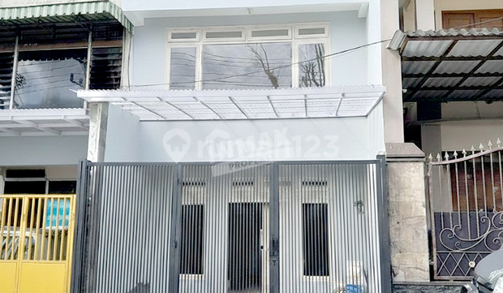 Rumah Siap Huni Kondisi Terawat Ada 2 Lantai dan 2 Kamar Lokasi Strategis Cocok untuk Usaha Lokasi Daerah Pasar Besar di Jl. Juanda, Kec. Blimbing, Malang