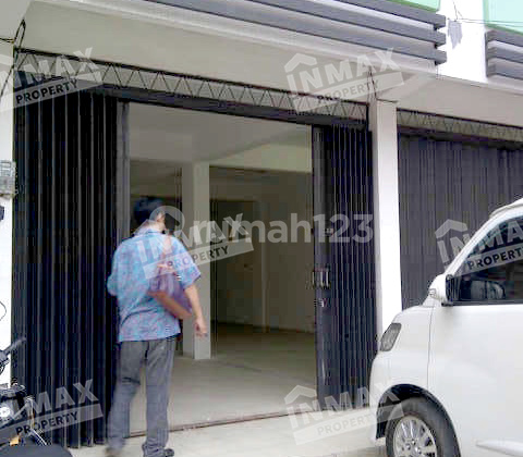 Good 2-Story Shop House, Area 112.5 m2, Very Strategic Location Beside A Yani Flyover, Blimbing, Malang
