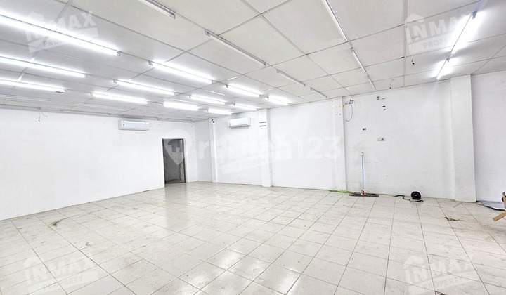 Shop House Area 474 M2 Very Well-Maintained Condition, Large Parking Area Located in Buring Area on Jl. Mayjend Sungkono, Kec. Kedungkandang, Malang 2