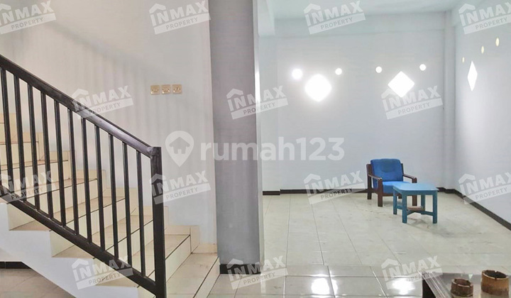 Three Adjacent Shophouses in Good Condition, Total Area 588 m2, 6 Rooms and 2 Floors, Strategic Location Suitable for Office, Warehouse, and Business on Jl. Asrikaton, Kec. Pakis, Kab. Malang.