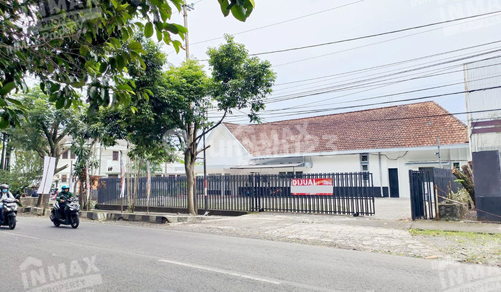 Spacious Move-In Ready House with 6 Rooms, Strategic Location, Heavy Traffic, Ideal for Business on Jl. Raya Langsep, Klojen District, Malang