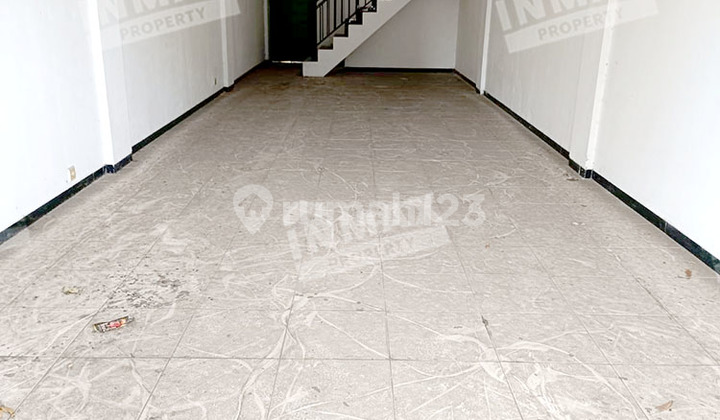 Good Cheap Two-Story Shop House 108 m2 Spacious Very Strategic Location on Terusan Sulfat, Malang 2