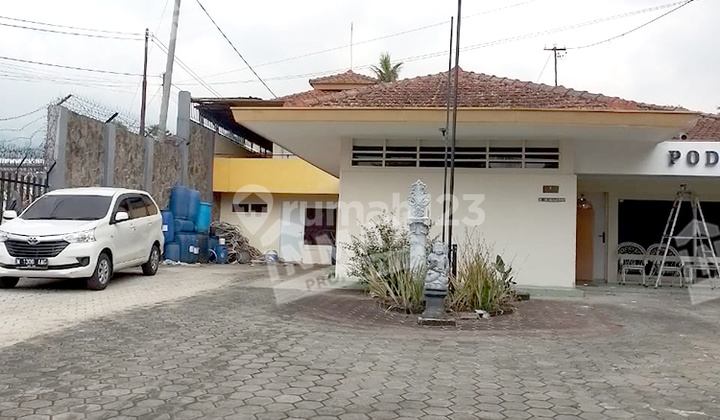 Spacious Well-Maintained Leased House Fully Furnished Can Be Used as a Villa in Batu Area at Jl. Melati, Batu, Malang