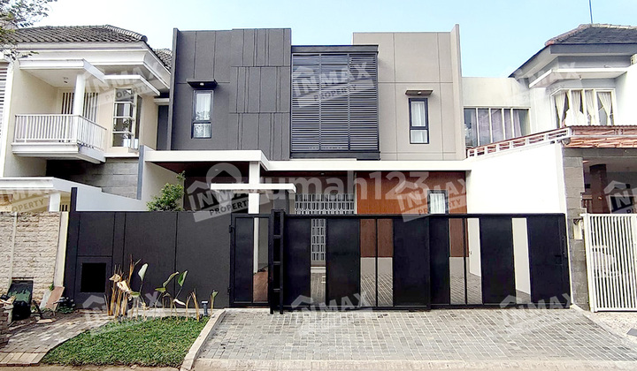 Rumah Bangunan Baru Bagus Plus Furnished 4 Kamar Ada Kolam Renang Lokasi Araya di Jl. Graha Golf. Kec. Pakis, Kab. Malang