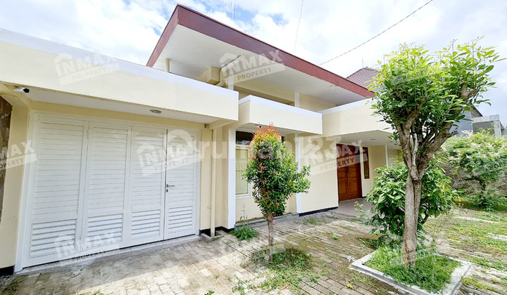 Spacious, Well-Maintained Rental House with 3 Bedrooms, Strategic Location Near Dr. Soepraoen Hospital on Jl. Emprit Emas, Sukun District, Malang