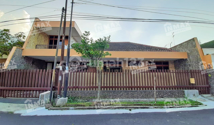 Spacious, Well-Maintained, and Move-in Ready House with 2 Floors and 4 Rooms, Located in the Buah-Buahan Area on Jl. Menteng, Klojen District, Malang