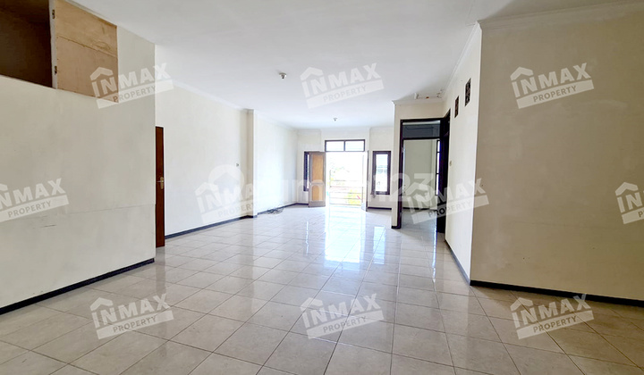 Ready-to-Live Shophouse with 4 Bedrooms and 2 Floors, Wide Parking Area, Located in Junrejo Batu Area on Jl. Griya Taman Asri, Sub-district Junrejo, Batu 2