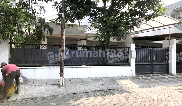 Spacious Ready-to-Occupy House Well-Maintained Building 3 Bedrooms Fully Furnished Location in West Surabaya, Jl. Darmo Permai Utara, Karangpilang District, Surabaya