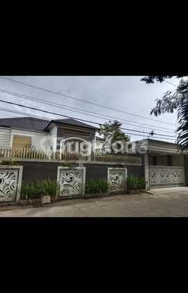 Rumah dengan Kolam Renang di Medan Tuntungan