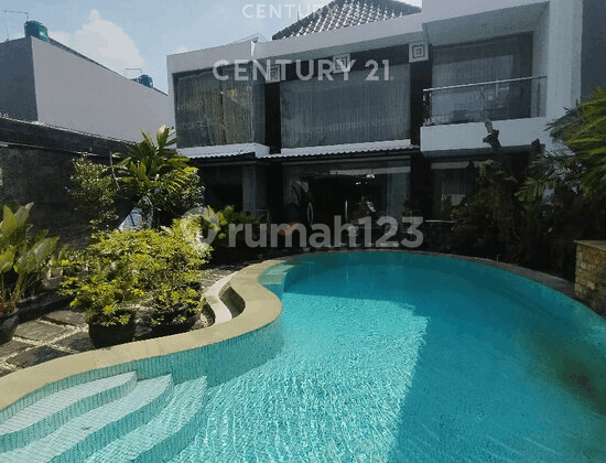 Strategic Luxury House with Swimming Pool in Duren Sawit S8958