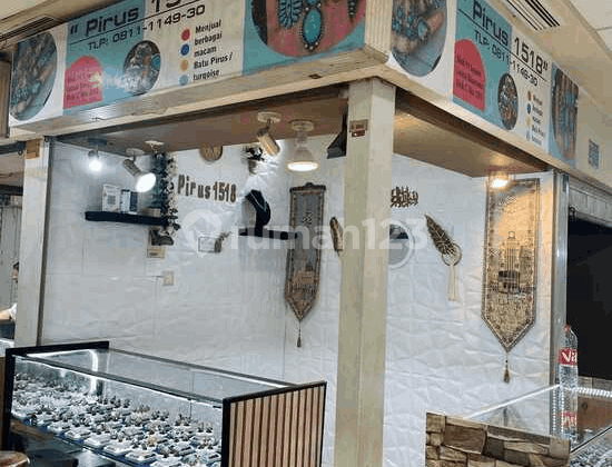 Strategic Kiosk Hook Position at Blok M Square S8782 2