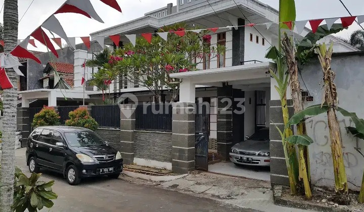 Sewa Rumah Bagus 2 Lantai di Komplek Dpr Kembangan Jakbar