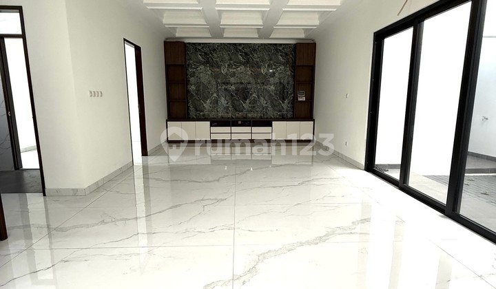 Dijual Rumah 3 Lantai Desain Klasik di Bsd The Icon 2