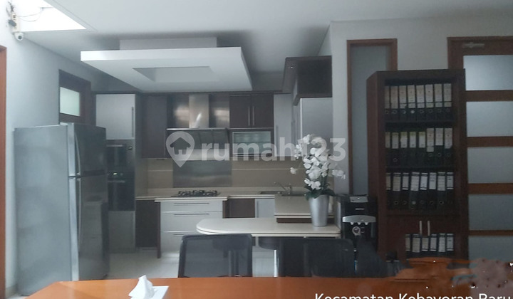 Dijual Rumah Semi Furnished SHM Kebayoran Baru, Jakarta Selatan 2