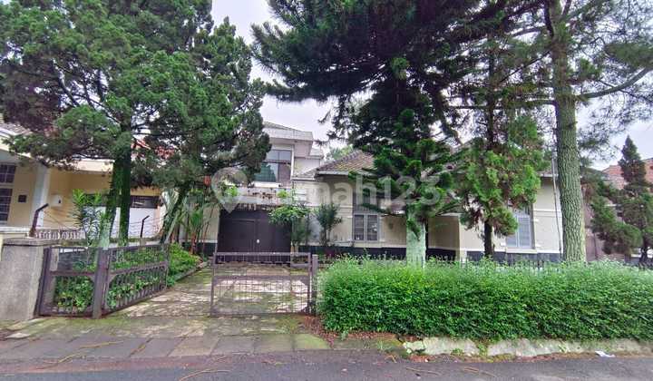 Rumah Besar Lingkungan Tenang. Jarang Ada Rumah Besar Lingkungan Tenang. Jarang Ada