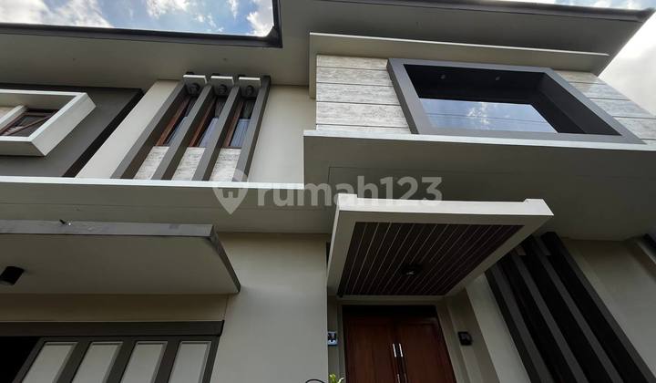 HARGA TERBAIK! Rumah Lux di Boulevard Elite Singgasana Pradhana, Kota Bandung, Fully Furnished Kolam Renang dan Gym 2