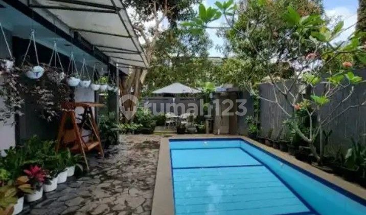 Best Price! Luxury House in a Complex Near Gedung Sate, Fully Furnished with Swimming Pool