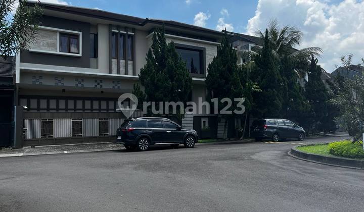 HARGA TERBAIK! Rumah Lux di Boulevard Elite Singgasana Pradhana, Kota Bandung, Fully Furnished Kolam Renang dan Gym HARGA TERBAIK! Rumah Lux di Boulevard Elite Singgasana Pradhana, Kota Bandung, Fully Furnished Kolam Renang dan Gym
