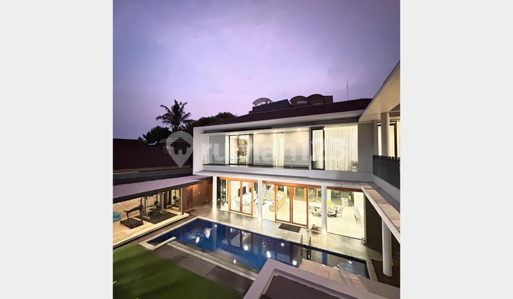 Rumah Mewah dilengkapi Kolam Renang, Sauna, Lift, Fully Furnished di lokasi Terbaik Sayap Pasteur, Nyaman, Asri, Strategis