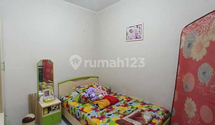 This house is located in the Pondok Mutiara Complex, Cimahi, with a wide road. 2