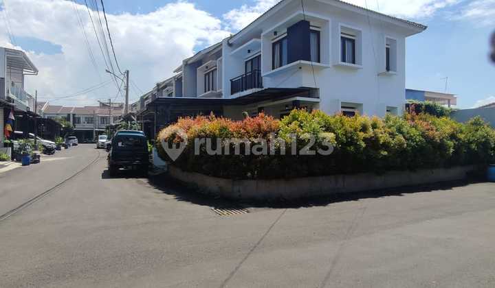 For Sale: Minimalist 2-Story Hook House in Cibereum Cluster