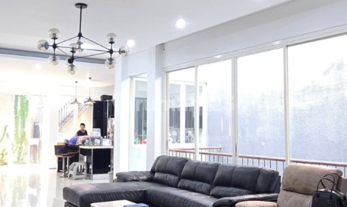 Jual Cepat Rumah 3 Lantai Modern Villa Permata Gading 220m² Hanya 7m-an