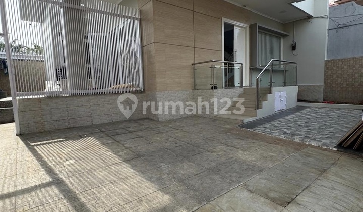 Quick Sale: Nice 3-Story House in Kelapa Gading, 13X15 Corner, Ready to Occupy 5.8M-An