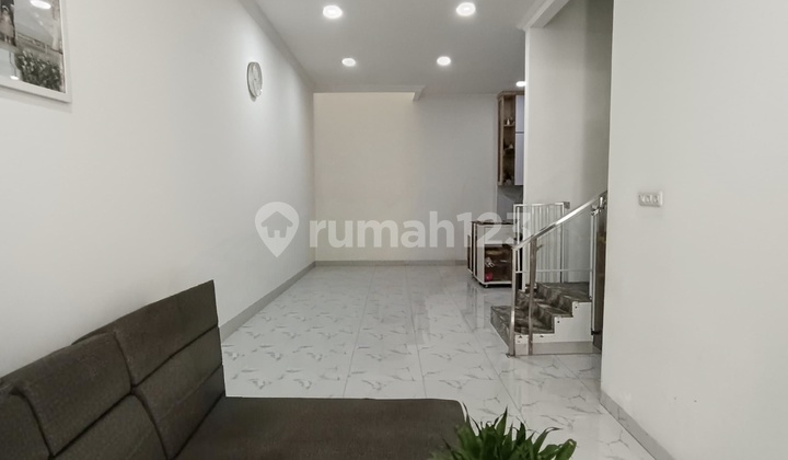 Hot Sale Nice House Kelapa Gading Ready to Occupied 3 Floors 6 X 15 Flood-Free Only 3M Negotiable