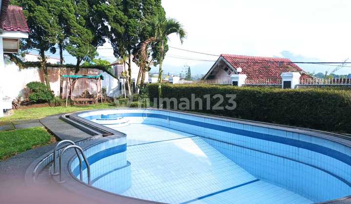 House in Cipanas with a Swimming Pool