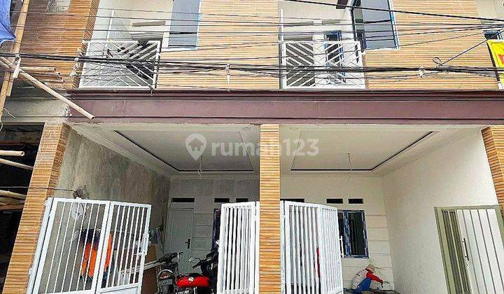 Rumah 2 Lantai Bagus Strategis Dekat Fasilitas Umum 1
