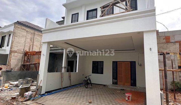 Rumah 2 Lantai Bergaya American Classic Strategis Harga Murah 2