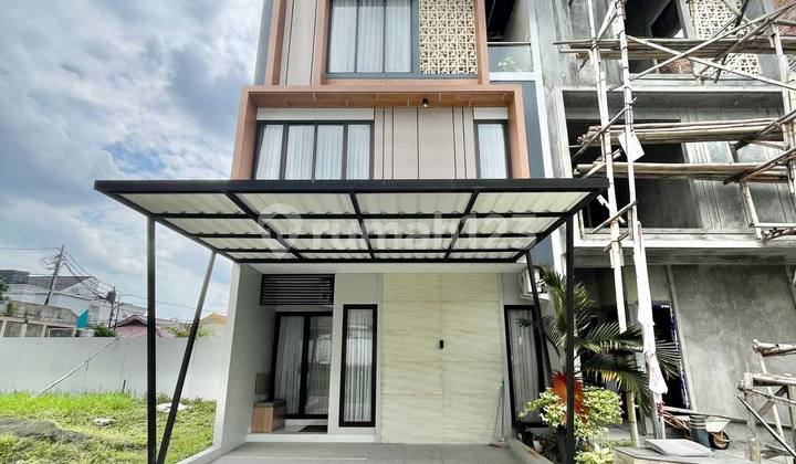 Town House 3 Lantai Exclusive Strategis Siap Huni