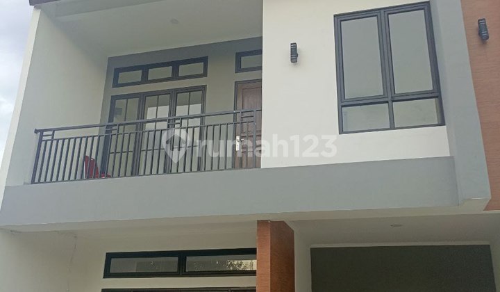 Rumah Mewah 2 Lantai Strategis Dekat Fasilitas Umum
