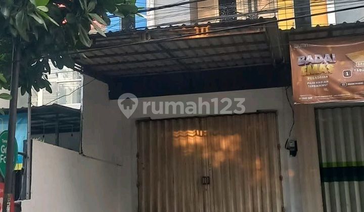 BU, 2-story shop house, strategically located in the central area of Malang city.