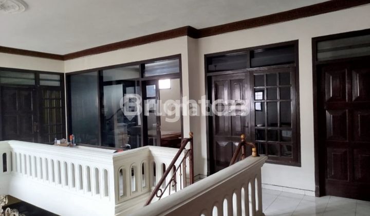 Strategic House, selling for only 2.7B from the market price of 3.3B. Located in Malang city, densely populated with various public facilities available. 2