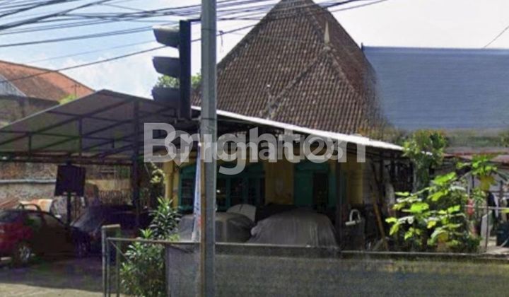Rumah Hook di pertigaan jalan raya, area tengah kota Malang 1