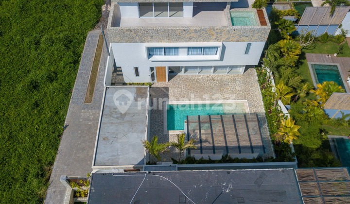 Modern 4BR Villa with Rooftop Jacuzzi in Cemagi