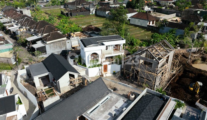 Villa Menawan 2 Kamar Tidur dengan Kolam Renang & Taman di Cepaka yang Tenang