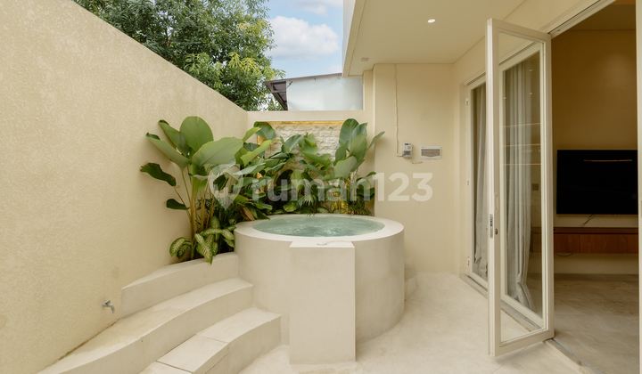 One Bedroom Villa with Outdoor Jacuzzi and Enclosed Living Space in Berawa (R-Cg17)