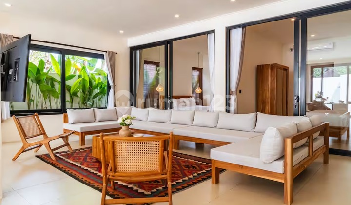 Villa 2 Kamar Tidur dengan Ruang Tertutup dan Latar Hutan di Tumbak Bayuh